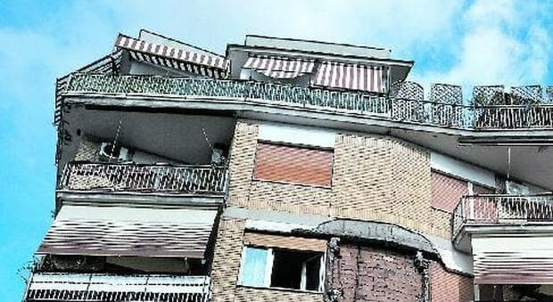  Roma, per rimuovere un nido di vespe fanno esplodere l'appartamento 