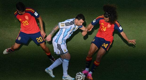  Messi, il gesto imbarazzante alla finale dei mondiali: così ha chiesto un cartellino rosso per la Spagna. «È stato vergognoso» 