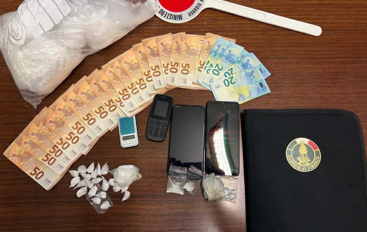 Sora, sorpreso a spacciare nel parcheggio di un supermercato: in casa nascondeva cocaina in un doppio fondo