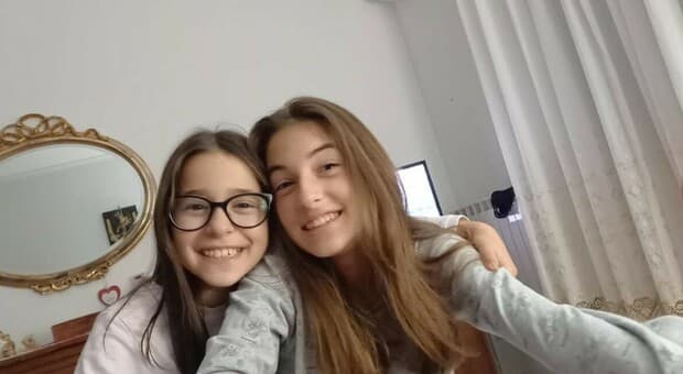  Sorelle scomparse, svolta nelle indagini: un fermaglio trovato da un medico sul sentiero per le villette stagionali 