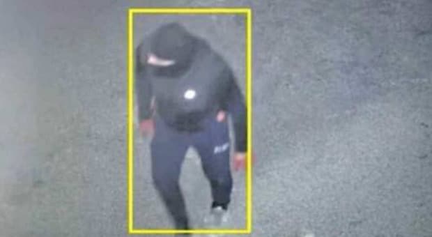  Due ladri tentano l'assalto con la famiglia in casa, ma i proprietari li cacciano: le urla, il cane e le torce puntate. Paura a Perugia 