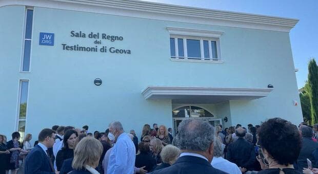  Testimoni di Geova, tolto il divieto sulle trasfusioni di sangue: la svolta dopo 80 anni. Dal sesso al fumo, le regole per i fedeli 