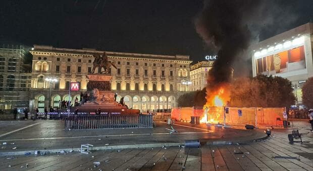  Proteste Milano, scontri e feriti al corteo: cariche della polizia. «Piazza Duomo un campo di battaglia» 