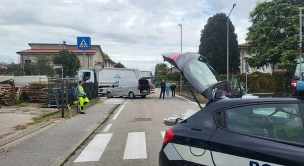  Mamma di 42 anni travolta e uccisa da un camion della spazzatura davanti alla figlia. La stava accompagnando a scuola 