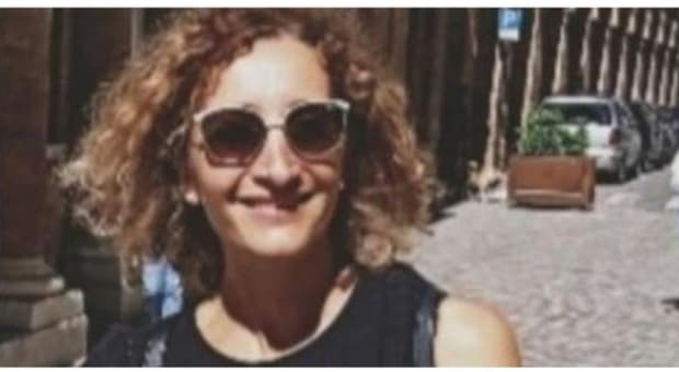  Laura Carnaroli morto in auto a 49 anni, il malore fatale e il marito che suona il clacson: «Aiutatemi, non parla più» 