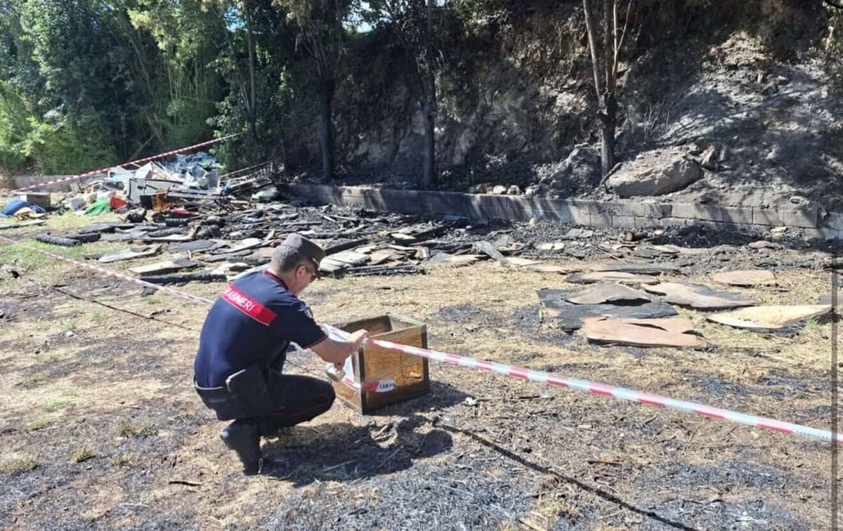 Ferentino, bruciavano rifiuti tra mobili, plastica e neon: area sequestrata dai Carabinieri Forestali