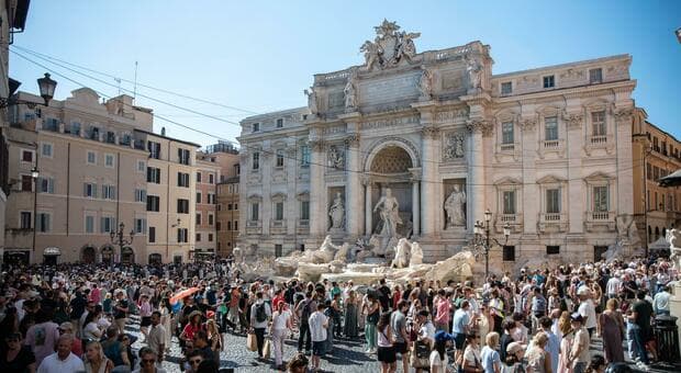  Roma, boom di turisti a Ferragosto: cresciuti gli affari, incremento vicino al 2% per negozi e hotel 
