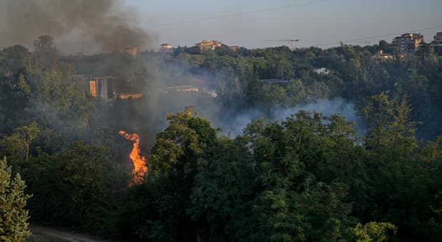  Parco dell'Aniene, il giorno dopo ripartono le fiamme: il rogo svela accampamenti e degrado 