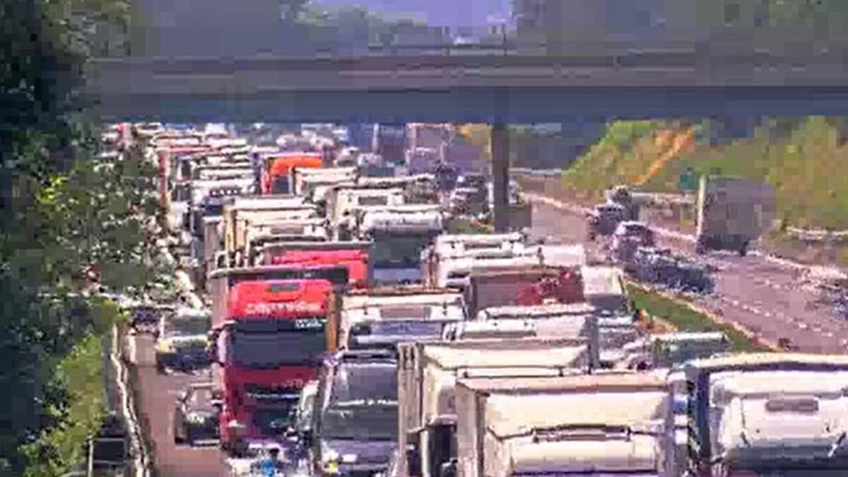 Incidente in autostrada: scontro tra quattro auto, code sino ad undici chilometri