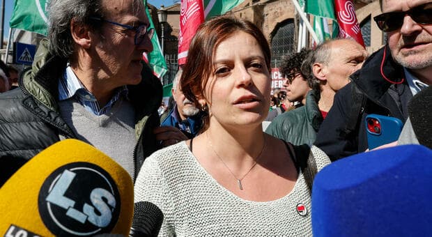  Ilaria Salis, gli ex collaboratori: «Paghi, basta polemiche o equivoci». Risarcimento di circa 300mila euro 