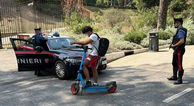  Roma, stretta sui controlli dei monopattini: dal casco ai mezzi senza assicurazione, una persona su due multata per irregolarità 