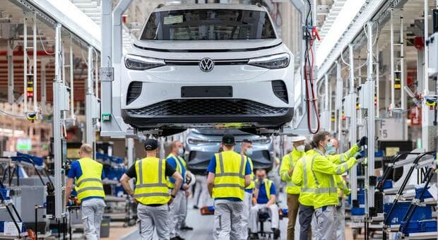  Volkswagen, 100 mila licenziamenti sul tavolo: dazi americani e sussidi cinesi dietro la crisi del modello di produzione 