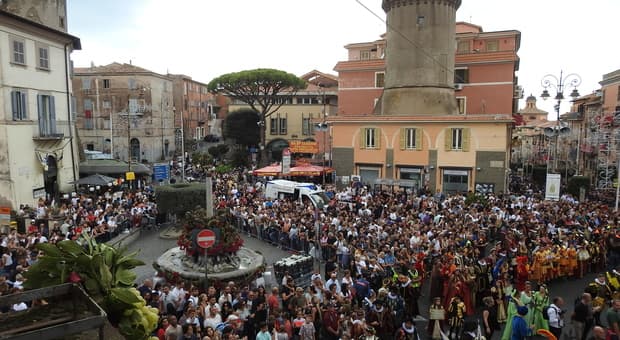  Sagra dell'uva di Marino, si ripete il "miracolo" delle fontane che danno vino. Molto seguito il corteo storico con Matilde Brandi e Edoardo Sylos Labini 