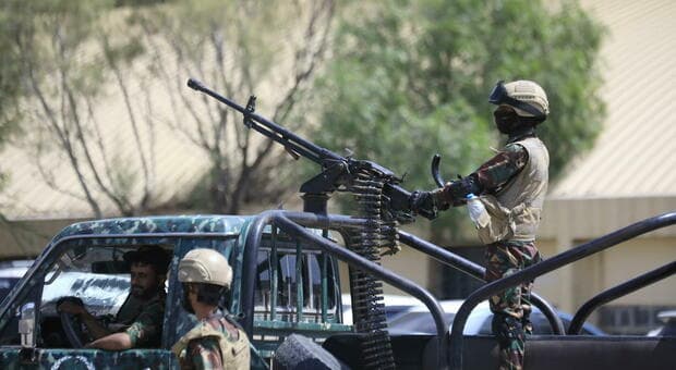  Mar Rosso, offensiva Houthi: sale la tensione sul petrolio. Nuovi rincari della benzina 