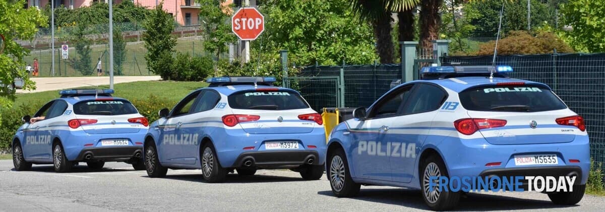 Costringe la madre a prelevare denaro e tenta di investire un poliziotto: arrestato dopo un inseguimento