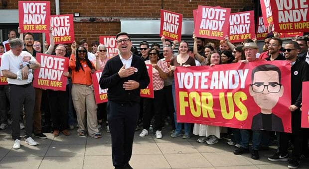  Andy Burnham, chi è il "Re del Nord" che sfida Starmer e sogna Downing Street. Il trionfo nelle suppletive a Makerfield 