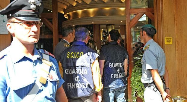  Cittadino francese sbarca a Bari dalla Grecia, nel furgone aveva tre missili Akeron con i tubi di lancio: fermato, il giallo delle strisce blu 