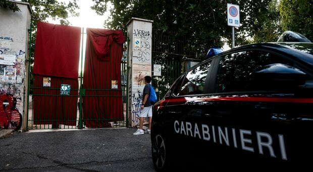  Prof accoltellata in classe, attacco preparato per tre mesi. La scuola: «Ora il metal detector» 