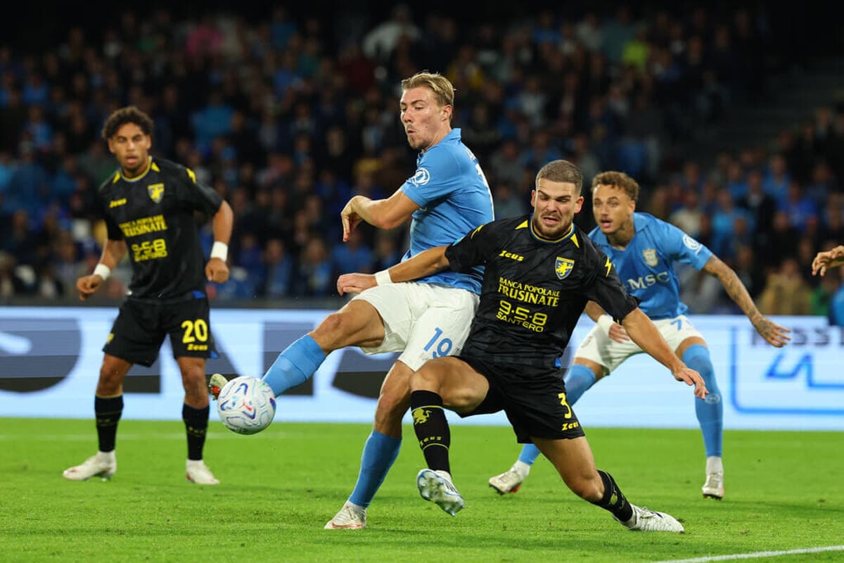 Il Frosinone perde 3-0 a Napoli, gara però indirizzata dal dubbio rigore concesso agli azzurri. Le pagelle