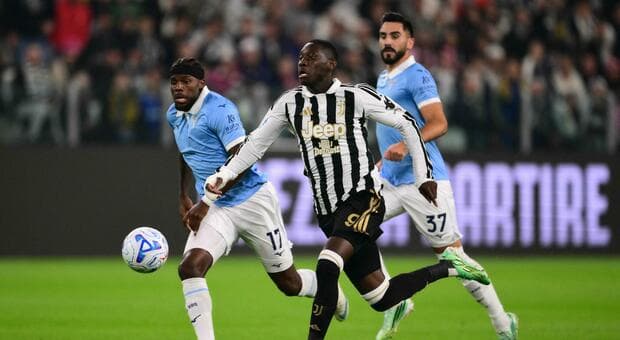  Moviola Juventus-Lazio: annullato un gol a Kolo Muani, ammonito Taylor dopo essere stato graziato. Rigori, VAR e cartellini, tutti gli episodi arbitrali 