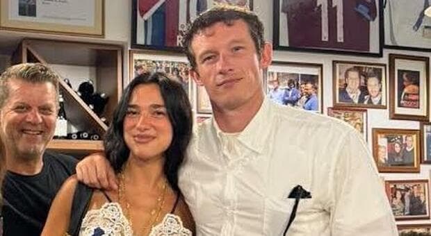  Dua Lipa, luna di miele a Roma con il marito Callum Turner: baci a Fontana di Trevi 