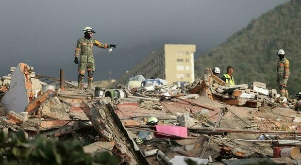  Venezuela, l'impresa dei vigili del fuoco italiani: individuati mamma e due figli vivi sotto le macerie. Il bilancio sale a 1.450 morti 