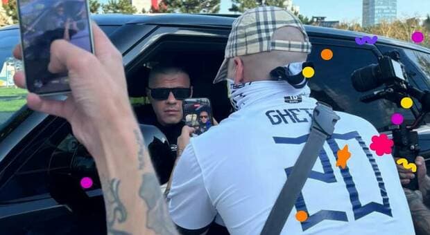  Milano-Meda bloccata per un videoclip, il trapper 351 Bratan espulso e rimpatriato in Moldavia. La strada trasformata in un set 