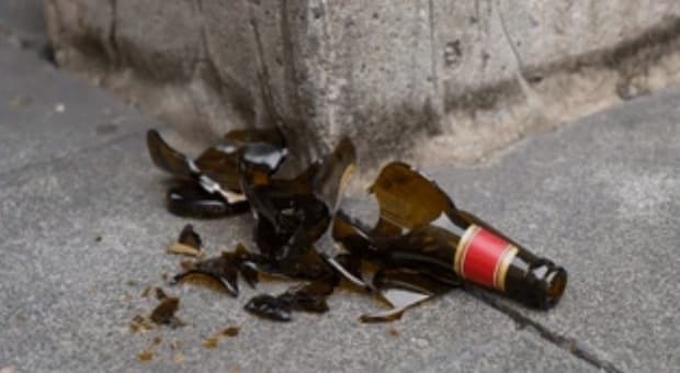 Roma: bottiglia di birra lanciata nella notte a Termini, 33enne aggredito da uno straniero. «Al diavolo tu e l'Italia» 
