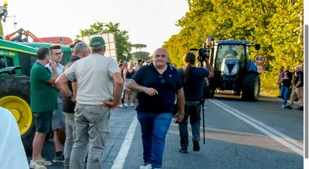  Aurelia bloccata dalla protesta dei trattori contro il caro carburante, la manifestazione tra Palidoro e Torrimpietra 