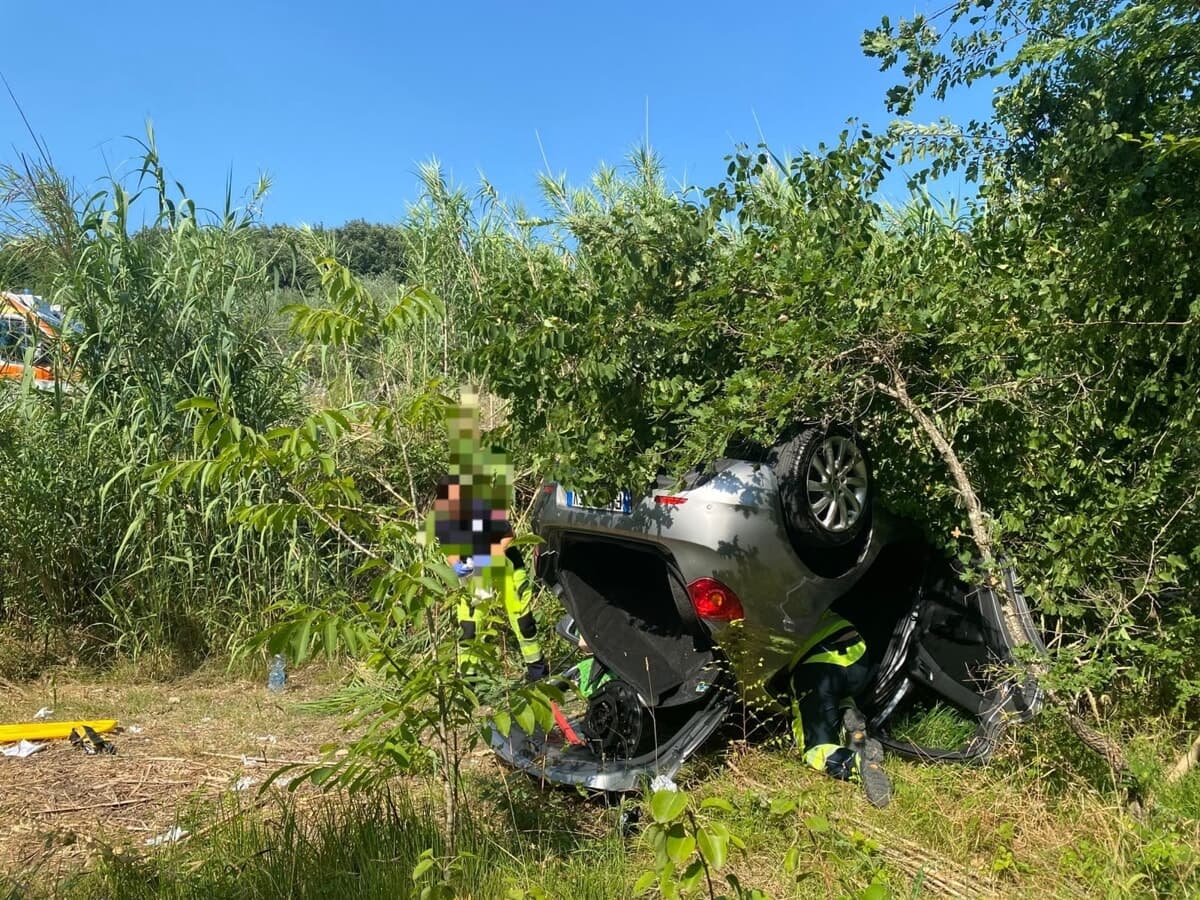 Esce di strada con l’auto: paura a Vallemaio, conducente trasportato in elicottero a Roma