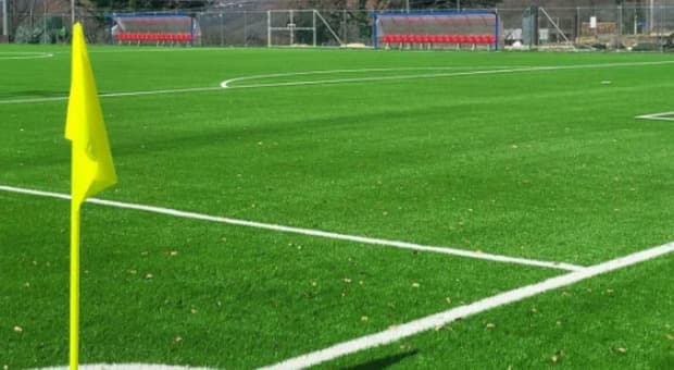  «Andate via o vi spariamo». Squadra di calcio femminile minacciata mentre si allena in un parco a Centocelle 