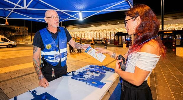  Roma, braccialetti antistupro sulle strade della movida: come funziona e dove li distribuiscono 