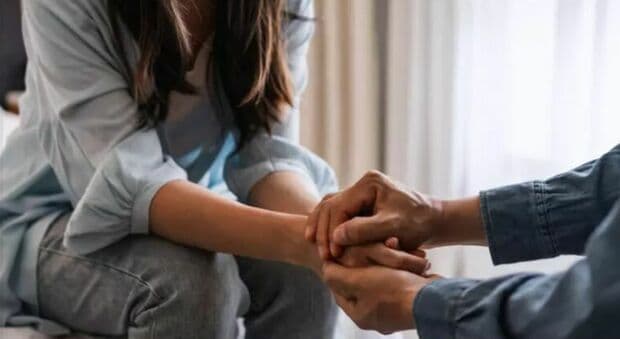  Caregiver, fino a 400 euro mensili a chi assiste un familiare e assistenza psicologica: le novità del nuovo disegno di legge 