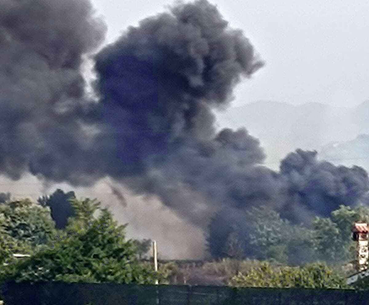 Valmontone, vasto incendio vicino all’Outlet e all’autostrada: in fiamme un deposito di fieno