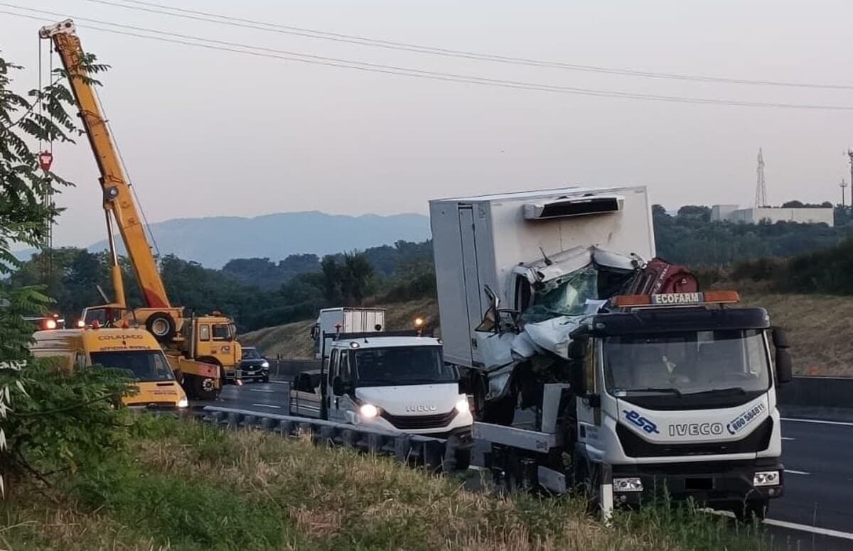 Incidente sull'A1 tra Anagni e Ferentino, violento scontro tra un camion e un furgone