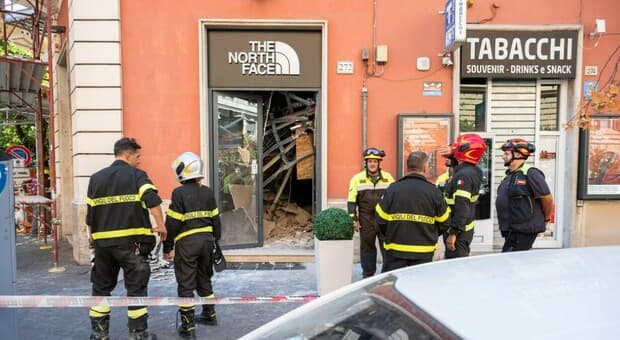  Roma, crolla solaio del negozio in via Cola di Rienzo: quattro persone estratte dalle macerie 