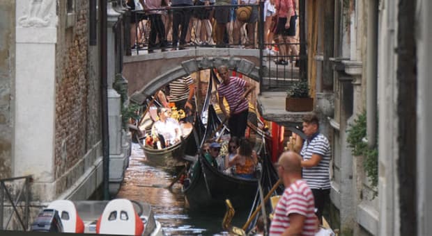  Ticket d'accesso a Venezia verso i 30 euro: «Non è per far cassa. Le misure non bastano più, i 5-10 euro sono ormai alla portata di tutti» 