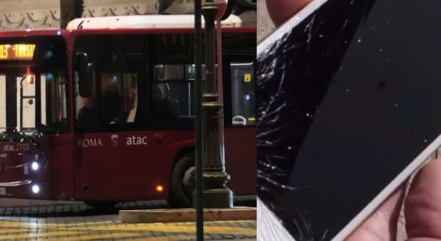  Tentano di strapparle la borsa mentre aspetta il bus notturno a Roma: nella colluttazione le cade il cellulare e lo schermo va in frantumi 