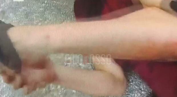  Fakir, in un nuovo filmato pressioni su testa e schiena. La famiglia in Procura 