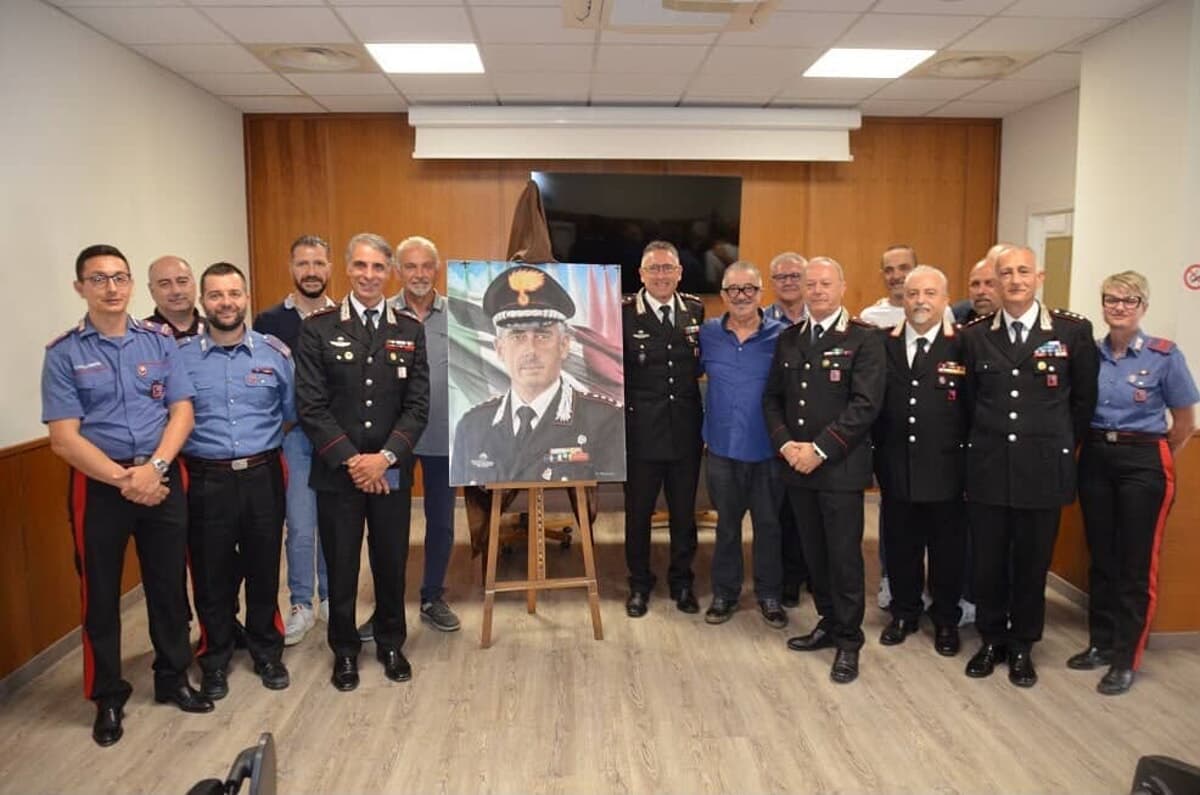 L'artista Giuseppe Morano omaggia il Comandante Provinciale Col. Gabriele Mattioli con un ritratto “Oltre il Comando”