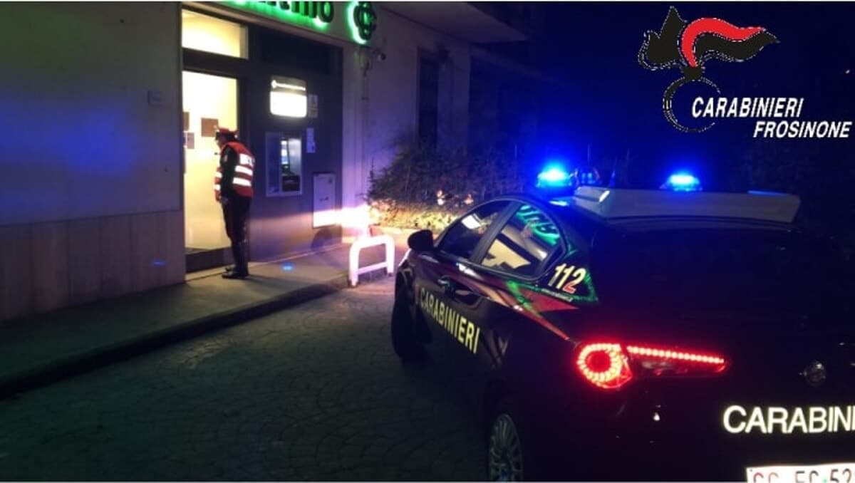Anagni, finti poliziotti rapinano un imprenditore: arrestati due giovani, bottino da 190mila euro