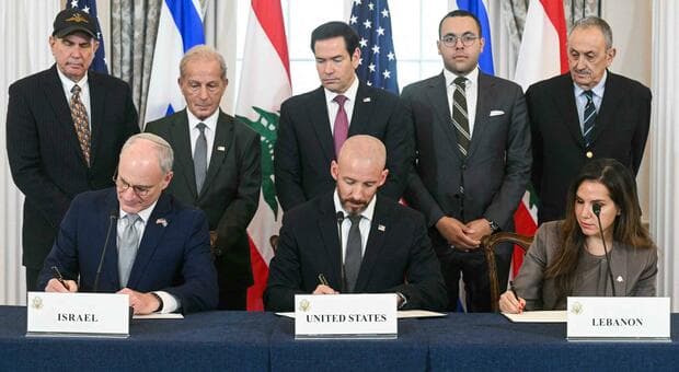  Libano e Israele firmano l'accordo a Washington. Hezbollah lo respinge. Netanyahu: «Duro colpo per l'Iran» 
