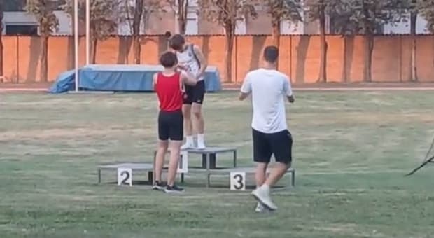  Elia Pelosin, velocista di 15 anni, cede la medaglia d'oro all'avversario fermato dalla burocrazia: è campione di fair play 