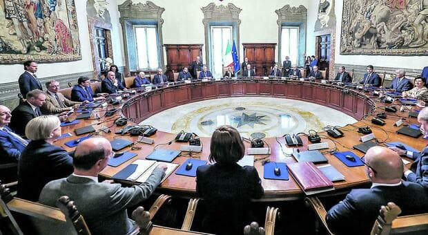  Meloni ai ministri sullo scontro con Trump: «Non deve impattare sui rapporti del governo con gli Usa». E li invita a non disertare Villa Taverna 