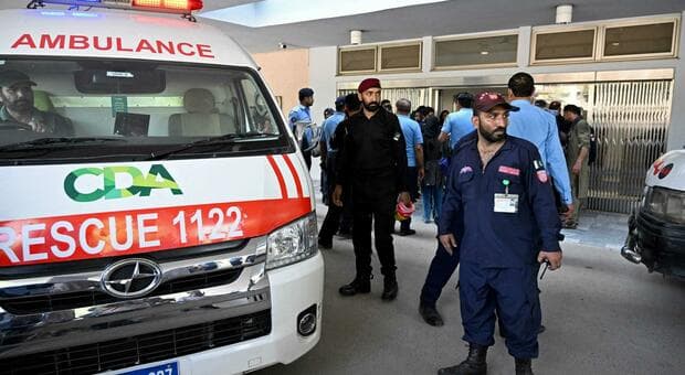  Incendio in un ospedale, 14 neonati morti a Islamabad. «Possibile guasto al condizionatore» 