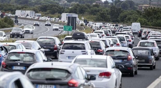  Abolito il bollo per moto e auto medio-piccole. Via dal primo gennaio, Meloni: «Eliminata la tassa più odiosa» 