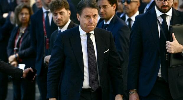  Sondaggi politici, Conte favorito alle primarie, segue Schlein: il ruolo delle posizioni "pacifiste" sull'Ucraina 