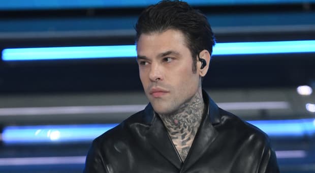  Cameriere scatta foto a Fedez in discoteca, «picchiato» dai buttafuori: «L'avevo già cancellata» 