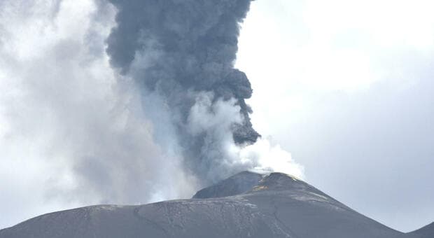  ?Etna, nuova eruzione con fontana di lava dalla Voragine: nube vulcanica verso Sud-Est, voli dirottati 