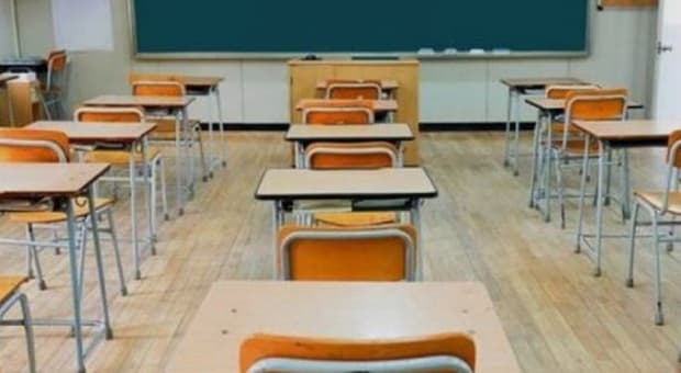  Alunno lasciato solo in aula per 10 minuti, prof licenziato. «Dovevo prendere un farmaco» 